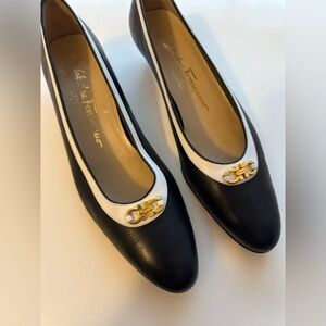 Ferragamo Gancini Horsebit Pumps Navy/White | 8.5 AAA | Kitten Heel